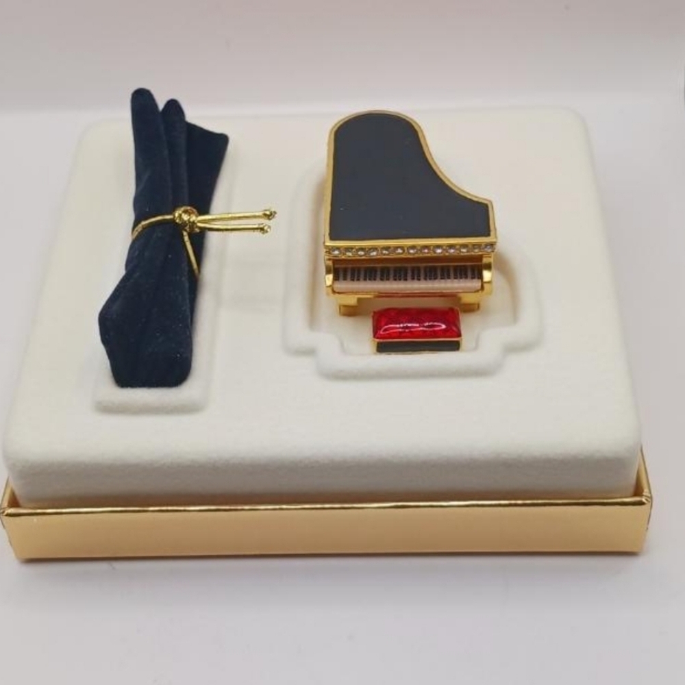 Beautiful Estee Lauder, Baby Grand Compact for Solid Perfume
